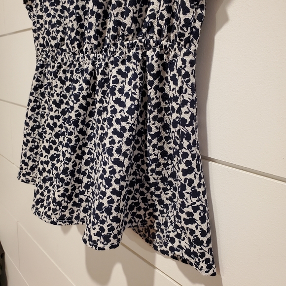 Monteau medium blouse floral v-neck flowy top ruffle shirt navy white flowers - Picture 8 of 16